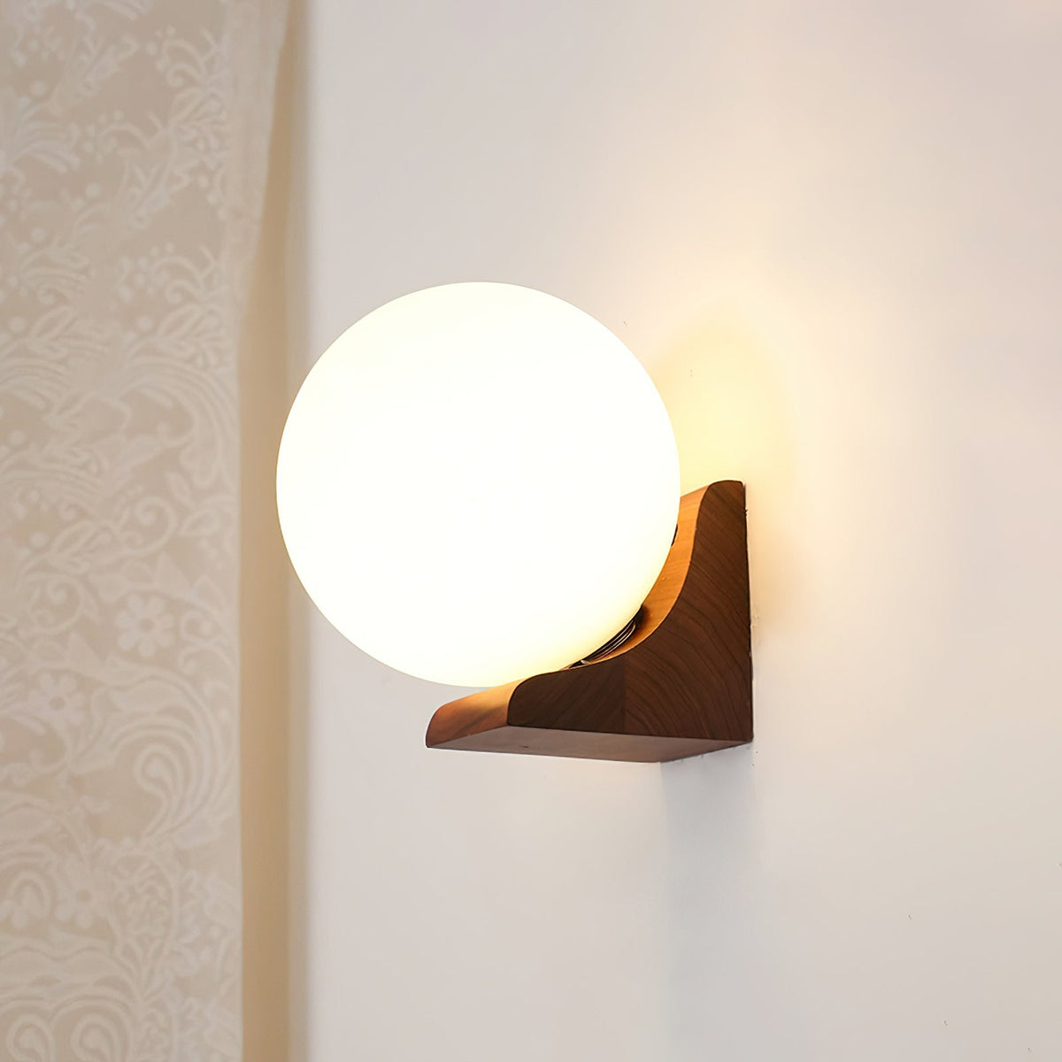 Wandlamp met Glazen Bol en Houten Beugel - Walnoot of Essenhout - Modern Landelijke Stijl