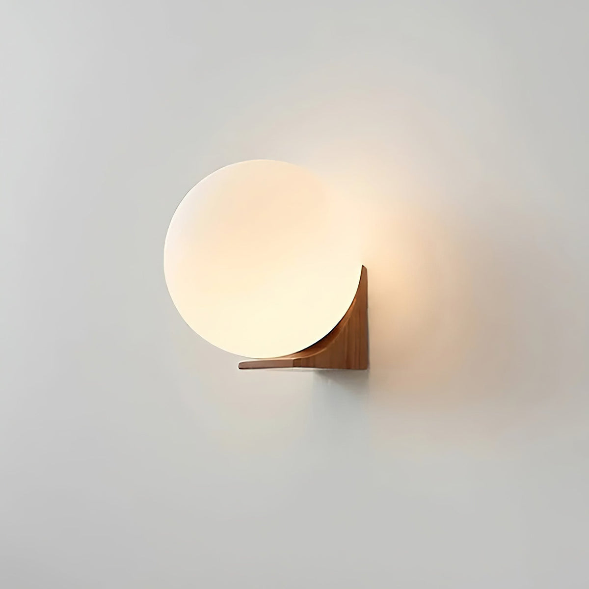 Wandlamp met Glazen Bol en Houten Beugel - Walnoot of Essenhout - Modern Landelijke Stijl
