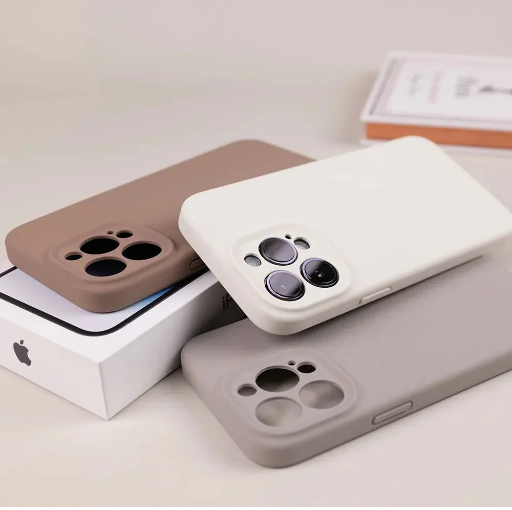 Zacht Siliconen iPhone Hoesje met Verhoogde Rand Camera Bescherming 14 15 16 17 Minimalistische Stijl