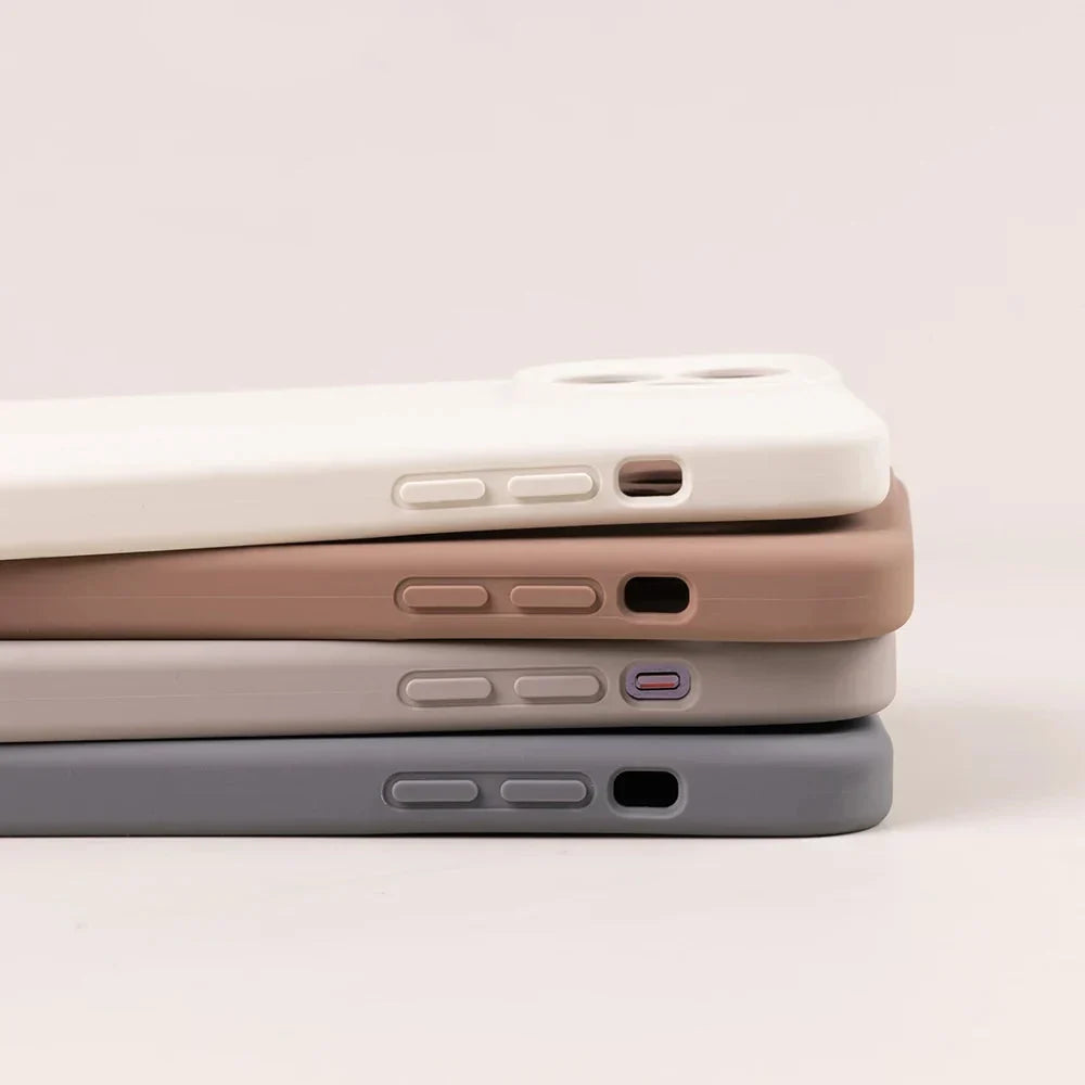 Zacht Siliconen iPhone Hoesje met Verhoogde Rand Camera Bescherming 14 15 16 17 Minimalistische Stijl