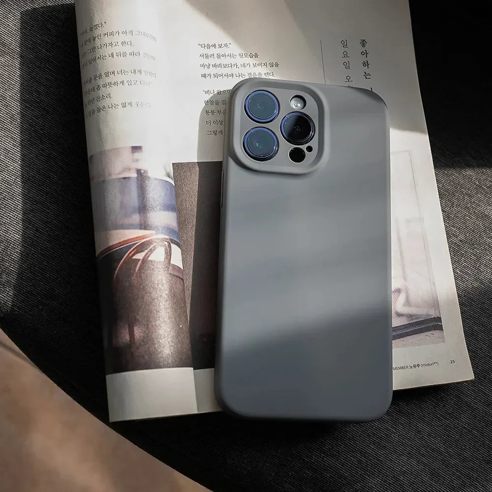 Zacht Siliconen iPhone Hoesje met Verhoogde Rand Camera Bescherming 14 15 16 17 Minimalistische Stijl