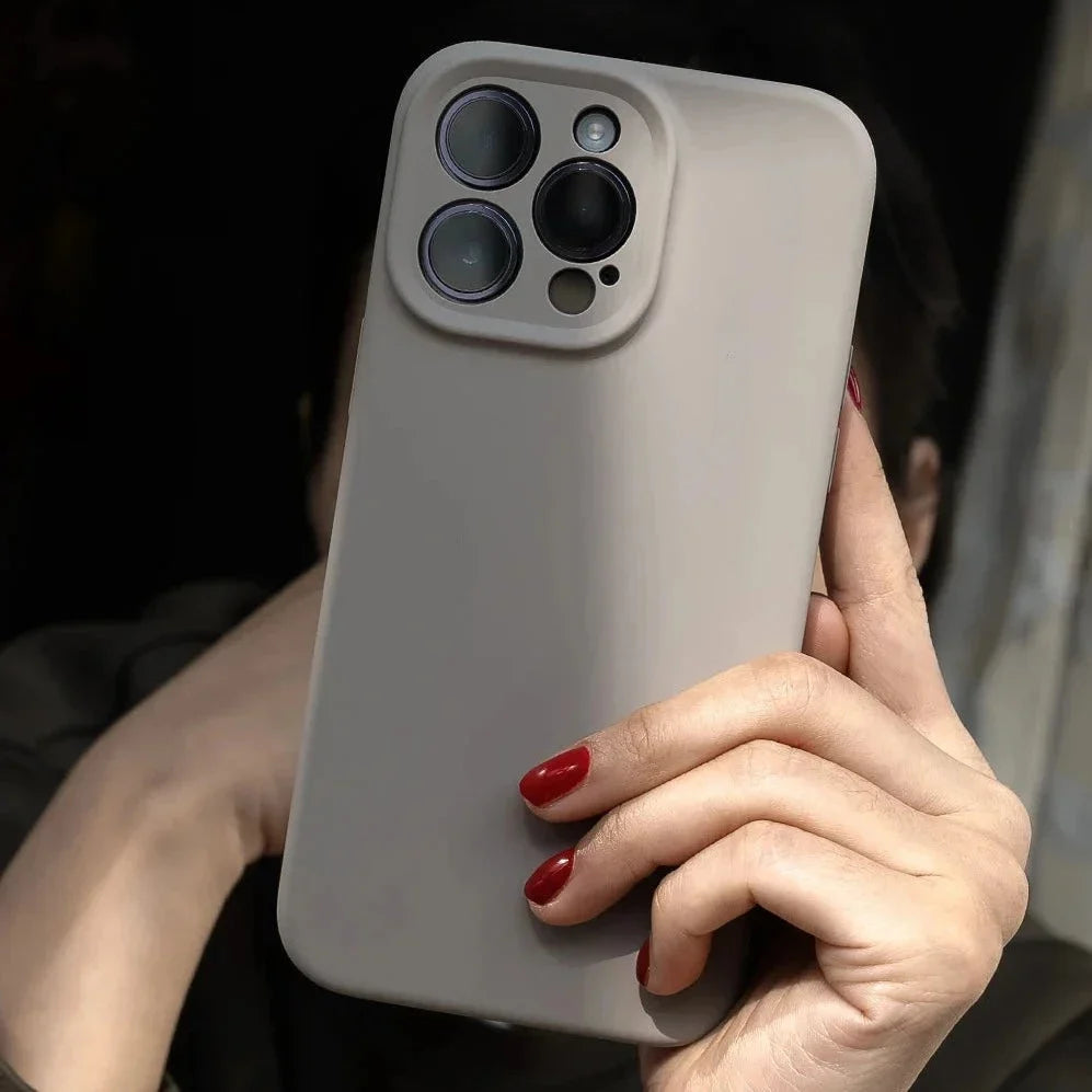 Zacht Siliconen iPhone Hoesje met Verhoogde Rand Camera Bescherming 14 15 16 17 Minimalistische Stijl