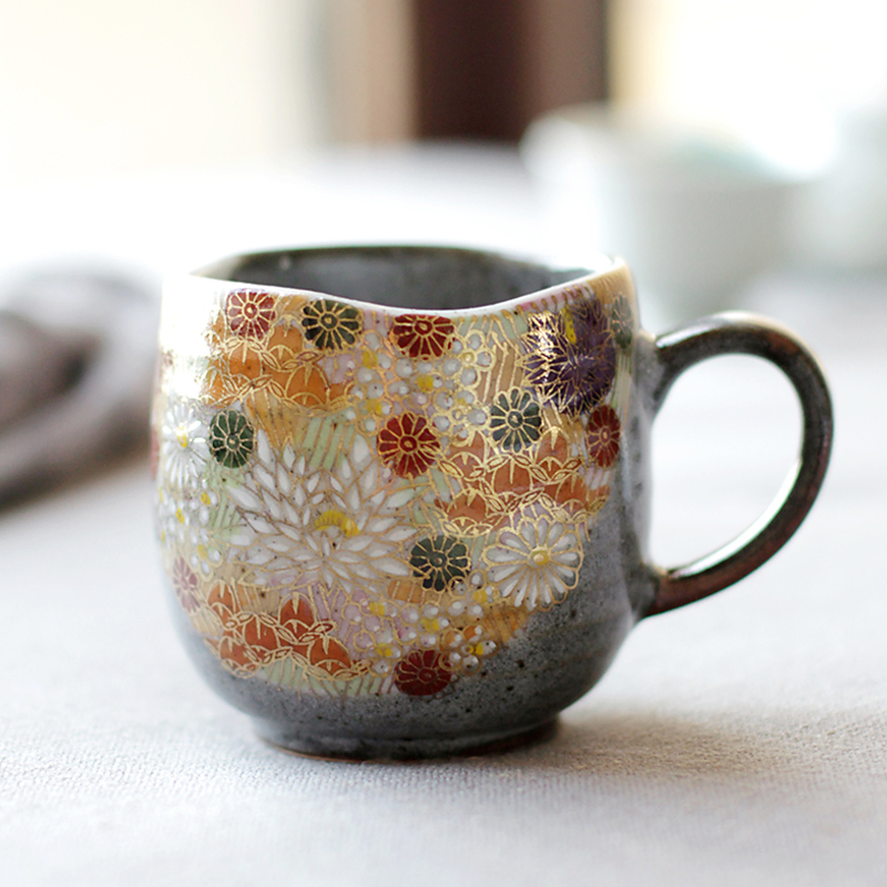 Handgemaakte Japanse Porseleinen Mok met Hanazume Bloemenpatroon 230ml - Authentieke Kutani Keramiek voor Thee of Koffie