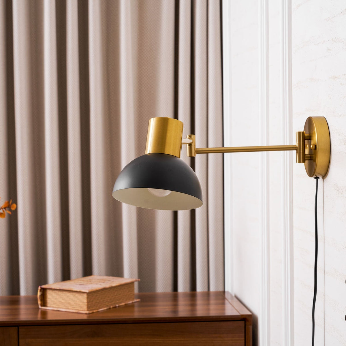 Verstelbare Wandlamp met Plug | Draaibare Arm en Zwenkkap | Perfect voor Slaapkamer en Leeshoek