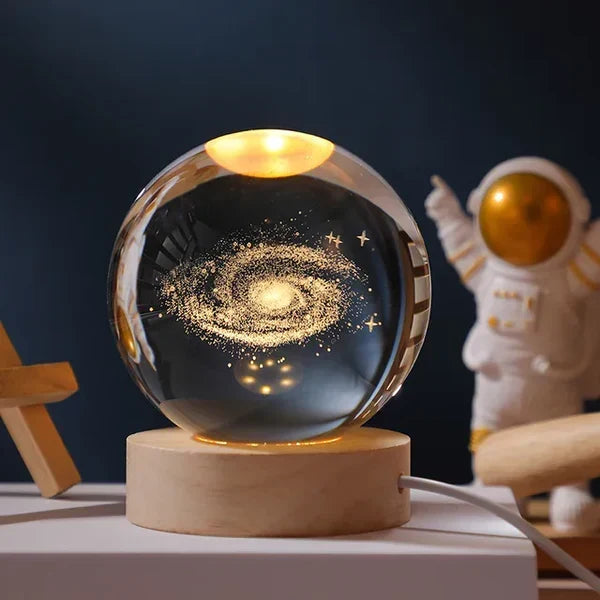 Glazen Bol met LED Verlichting 7cm Kosmos Ontwerp Decoratieve Nachtlamp Houten Standaard USB Sfeerlamp