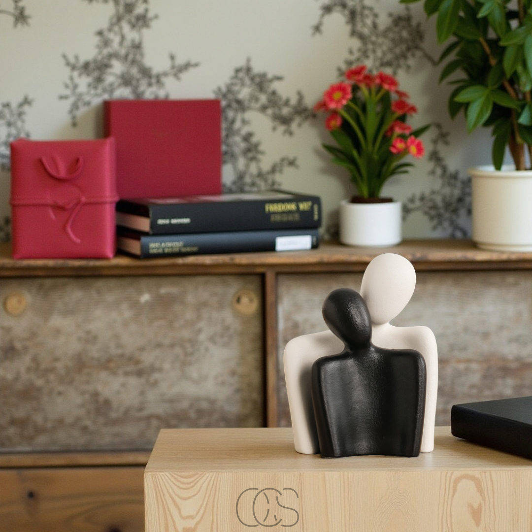 Keramisch omhelzingsbeeld zwart wit minimalistisch decoratief sculptuur liefde verbondenheid cadeau woonkamer