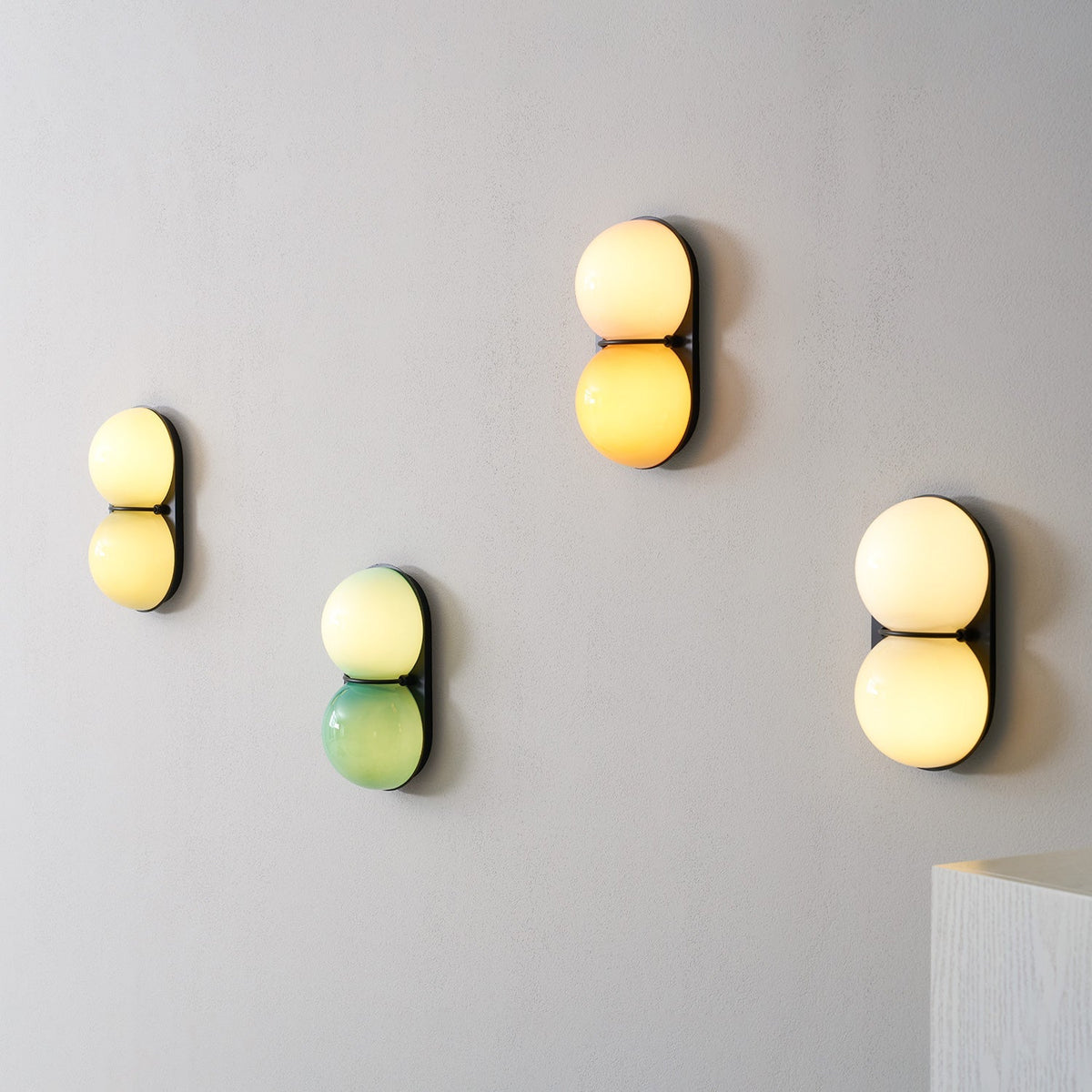 Moderne Dubbele Glazen Wandlamp - Speelse Verlichting met Gekleurde Glazen voor Slaapkamer & Kinderkamer