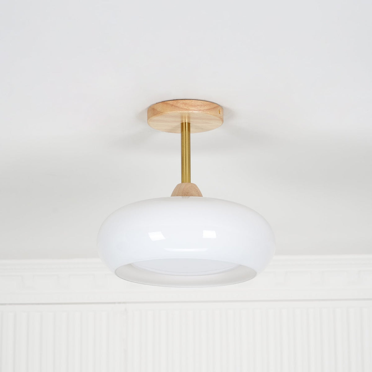 Vintage Bauhaus Plafondlamp met Glazen Schijf - Natuurlijk Houten Frame in Oranje of Wit - Ø28cm Verlichting voor Mid-Century Modern Interieur