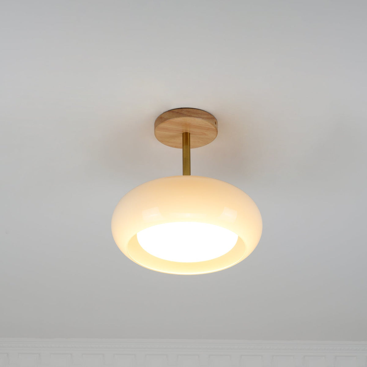 Vintage Bauhaus Plafondlamp met Glazen Schijf - Natuurlijk Houten Frame in Oranje of Wit - Ø28cm Verlichting voor Mid-Century Modern Interieur