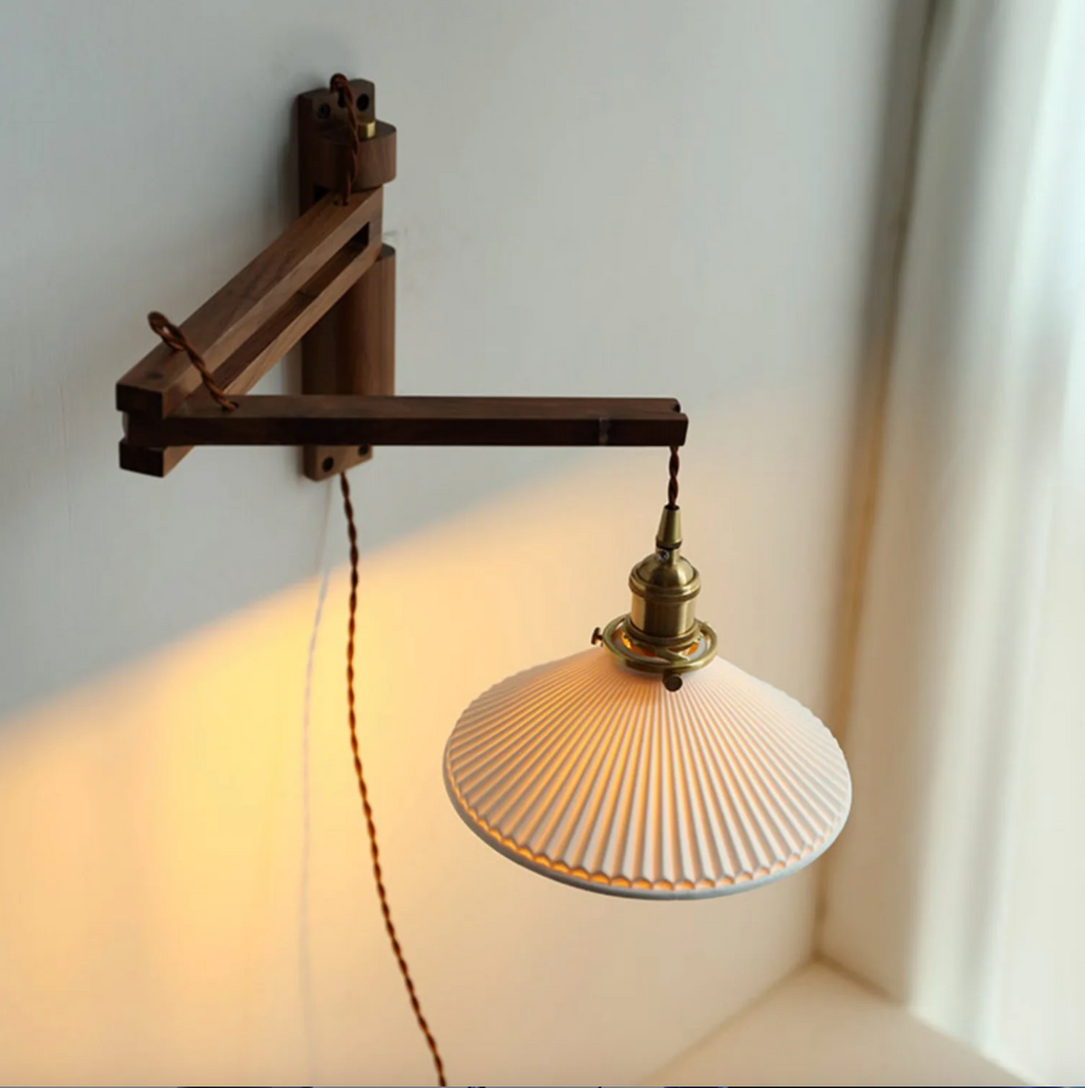 Verstelbare Houten Wandlamp met Keramieke Kap - Landelijke Stijl met Knopschakelaar