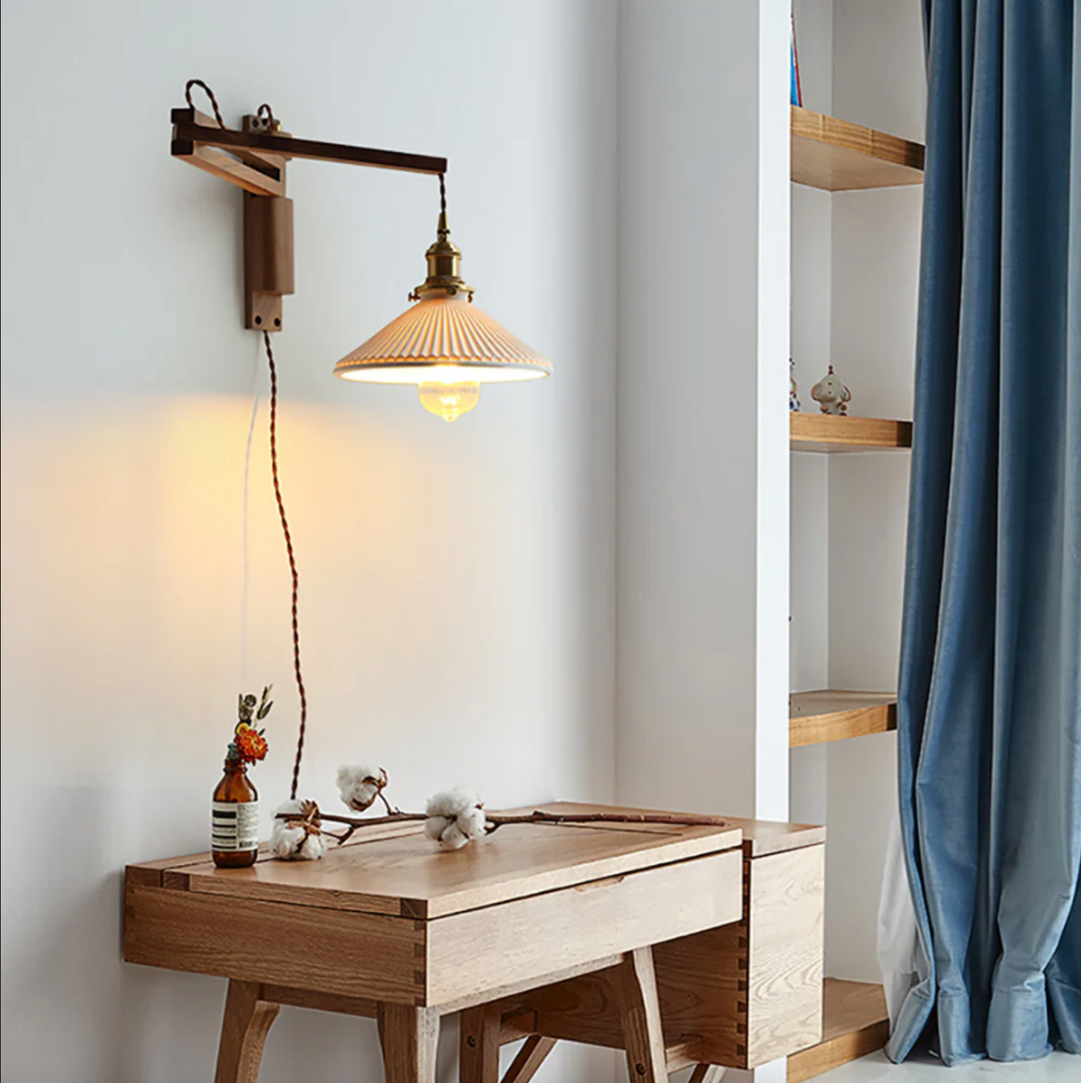 Verstelbare Houten Wandlamp met Keramieke Kap - Landelijke Stijl met Knopschakelaar