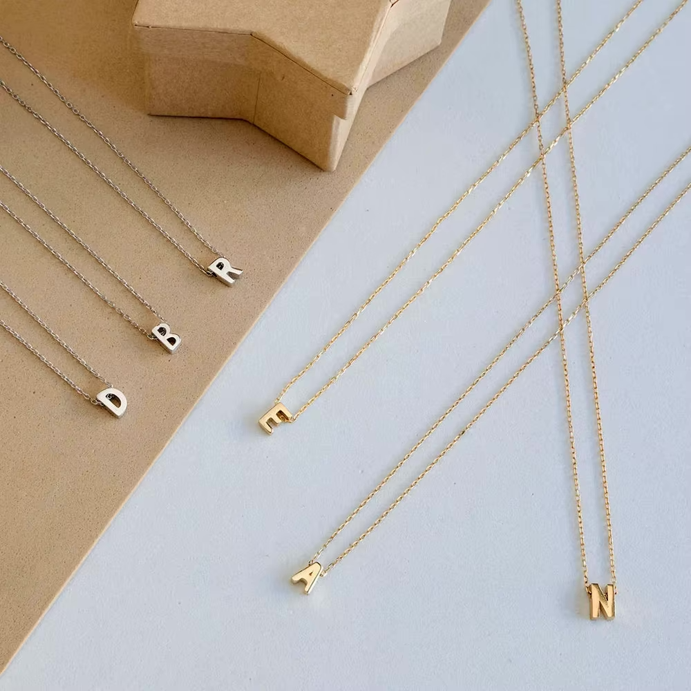 Minimalistische Letter Initiaal Ketting - Edelstaal met Verstelbare Ketting - Personaliseerbaar - Elegant voor Dagelijks of Feestelijk