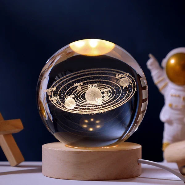 Glazen Bol met LED Verlichting 7cm Kosmos Ontwerp Decoratieve Nachtlamp Houten Standaard USB Sfeerlamp