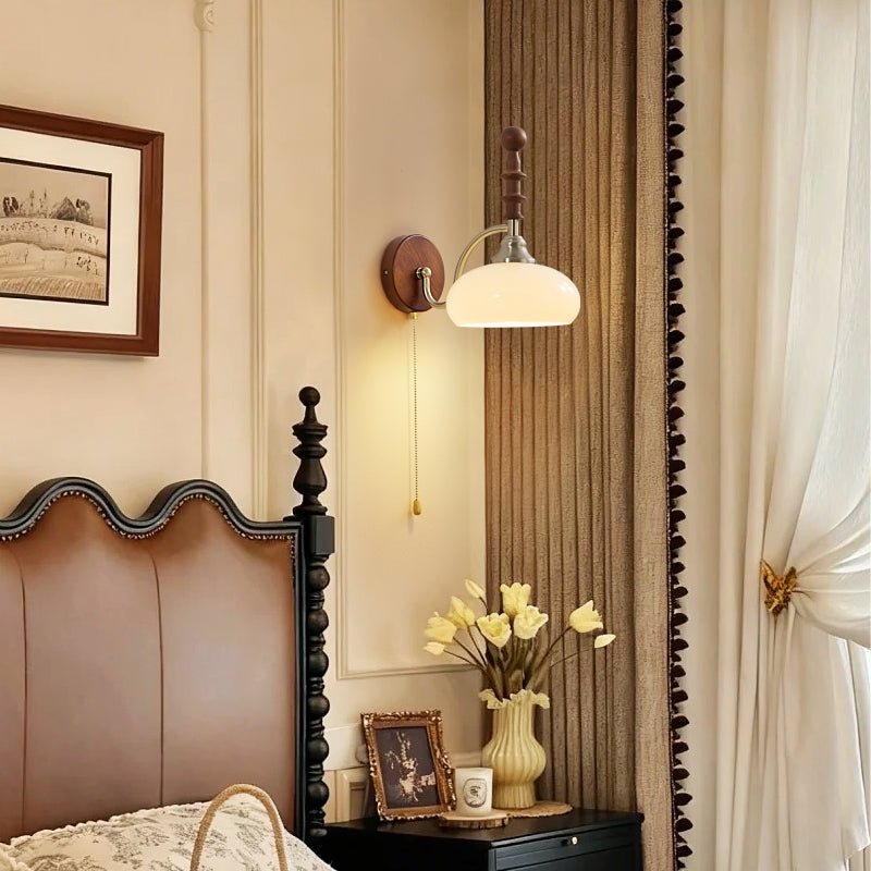 Vintage Wandlamp Met Trekkoord, Walnoot Houten Wandplaat En Opaalglazen Kap