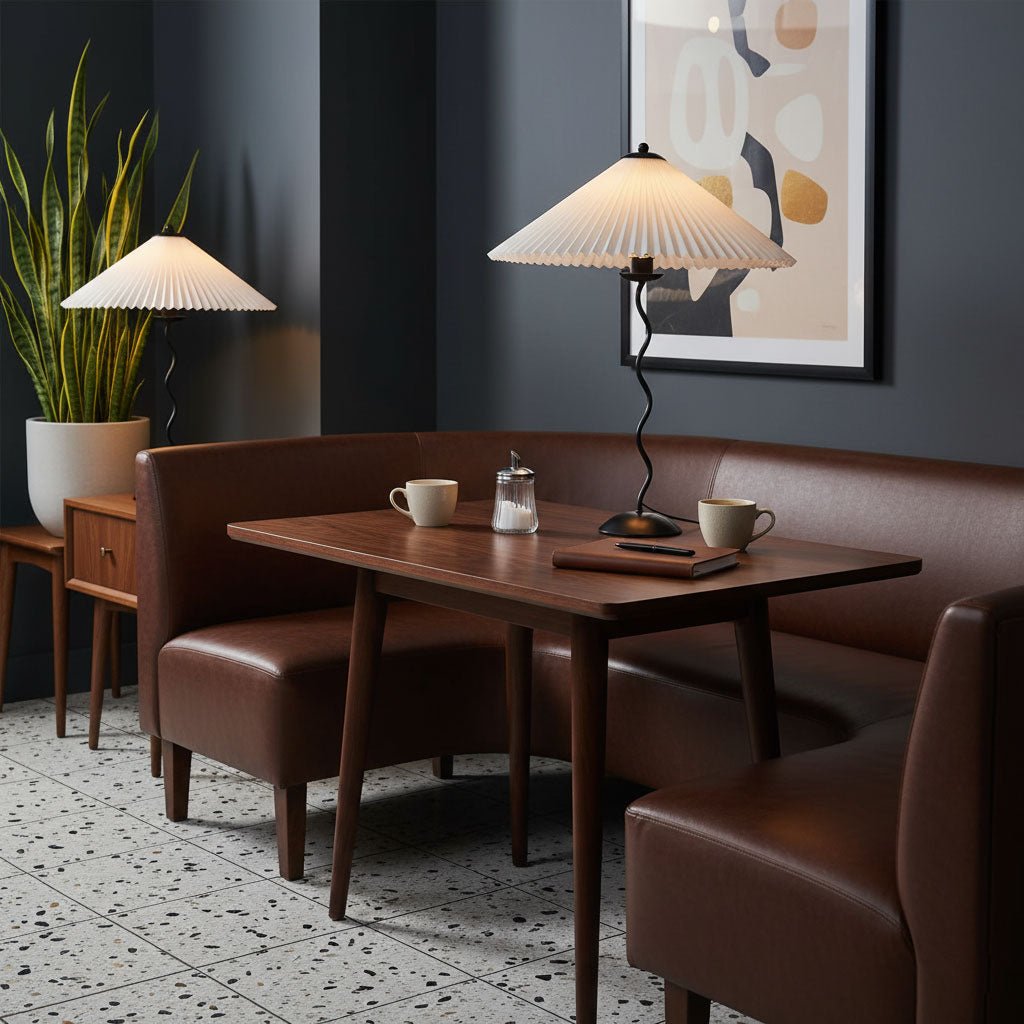 Tafellamp met Golvende Voet en Geplooide Kap - Scandinavisch Accent voor Woonkamer, Gang of Slaapkamer | Zwarte Basis met Beige, Witte, Donkergroene of Zwarte Stoffen Kap | E14 Fitting | Dimbaar met Drukknop