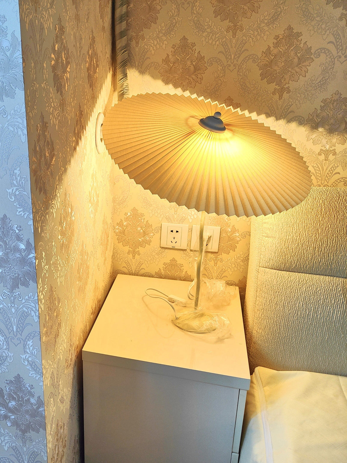 Tafellamp met Golvende Voet en Geplooide Kap - Scandinavisch Accent voor Woonkamer, Gang of Slaapkamer | Zwarte Basis met Beige, Witte, Donkergroene of Zwarte Stoffen Kap | E14 Fitting | Dimbaar met Drukknop