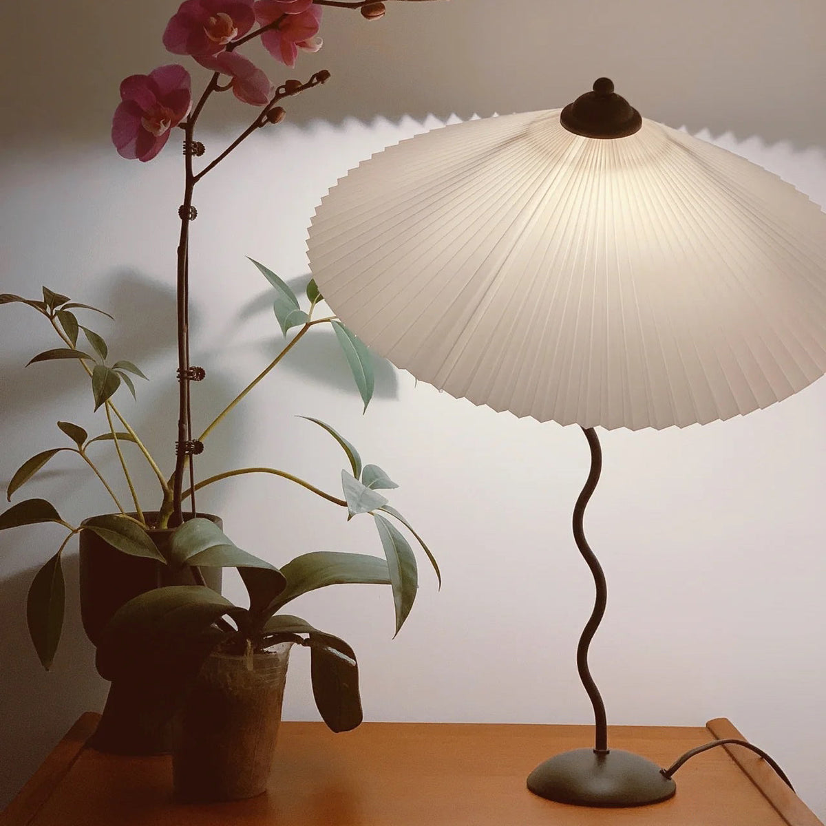 Tafellamp met Golvende Voet en Geplooide Kap - Scandinavisch Accent voor Woonkamer, Gang of Slaapkamer | Zwarte Basis met Beige, Witte, Donkergroene of Zwarte Stoffen Kap | E14 Fitting | Dimbaar met Drukknop