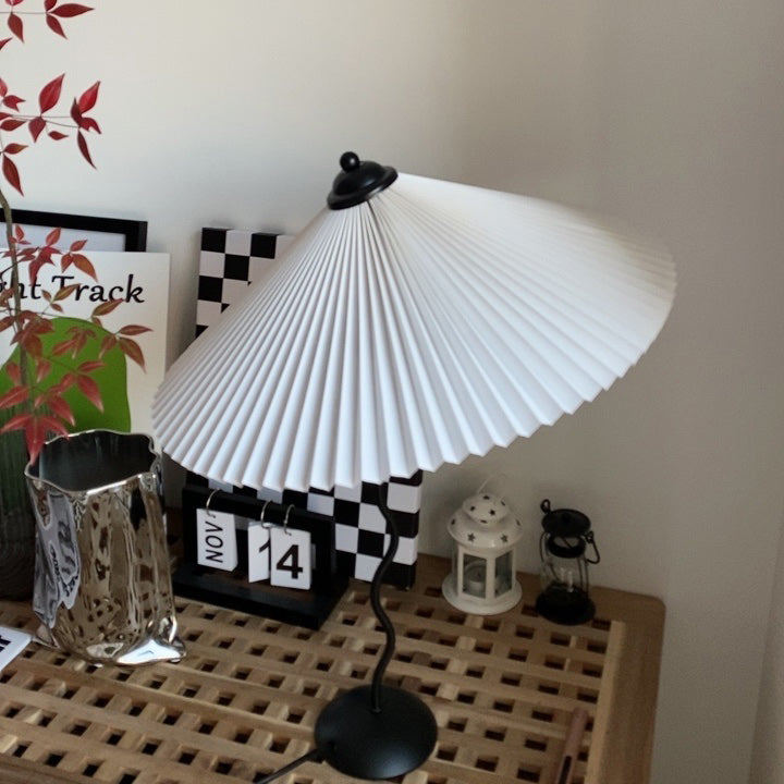 Tafellamp met Golvende Voet en Geplooide Kap - Scandinavisch Accent voor Woonkamer, Gang of Slaapkamer | Zwarte Basis met Beige, Witte, Donkergroene of Zwarte Stoffen Kap | E14 Fitting | Dimbaar met Drukknop