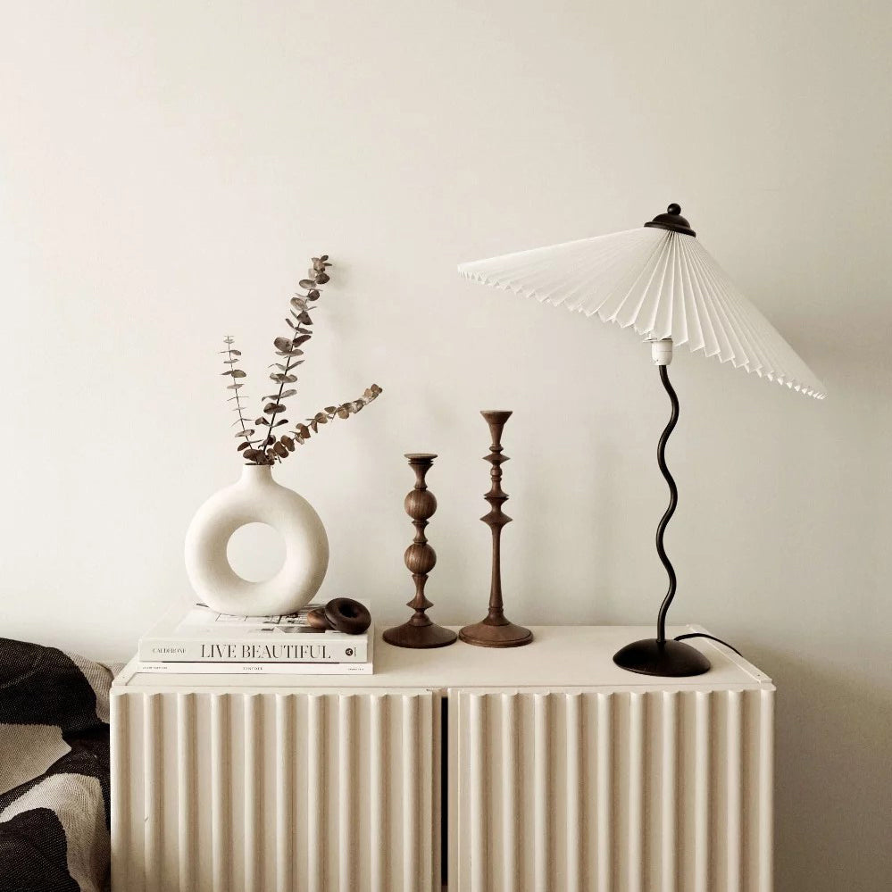 Tafellamp met Golvende Voet en Geplooide Kap - Scandinavisch Accent voor Woonkamer, Gang of Slaapkamer | Zwarte Basis met Beige, Witte, Donkergroene of Zwarte Stoffen Kap | E14 Fitting | Dimbaar met Drukknop