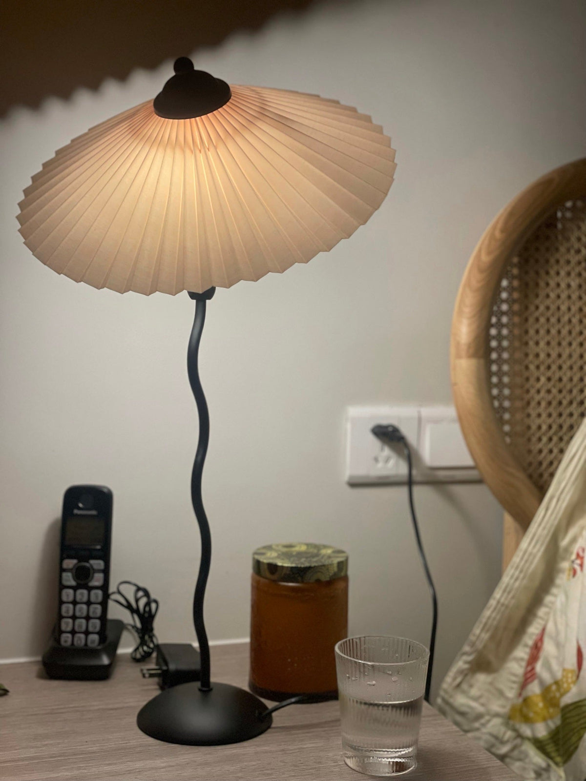 Tafellamp met Golvende Voet en Geplooide Kap - Scandinavisch Accent voor Woonkamer, Gang of Slaapkamer | Zwarte Basis met Beige, Witte, Donkergroene of Zwarte Stoffen Kap | E14 Fitting | Dimbaar met Drukknop