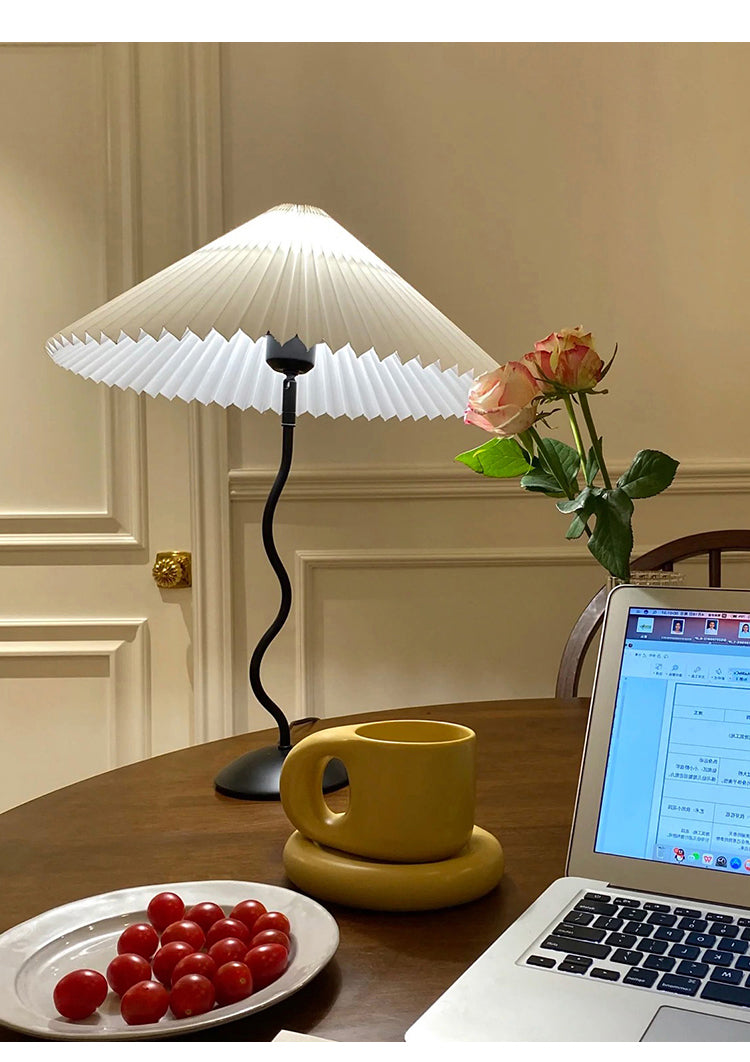 Tafellamp met Golvende Voet en Geplooide Kap - Scandinavisch Accent voor Woonkamer, Gang of Slaapkamer | Zwarte Basis met Beige, Witte, Donkergroene of Zwarte Stoffen Kap | E14 Fitting | Dimbaar met Drukknop