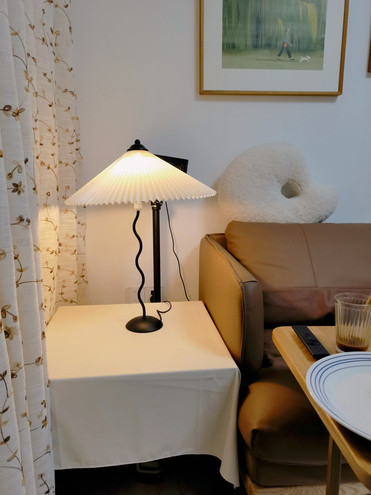 Tafellamp met Golvende Voet en Geplooide Kap - Scandinavisch Accent voor Woonkamer, Gang of Slaapkamer | Zwarte Basis met Beige, Witte, Donkergroene of Zwarte Stoffen Kap | E14 Fitting | Dimbaar met Drukknop
