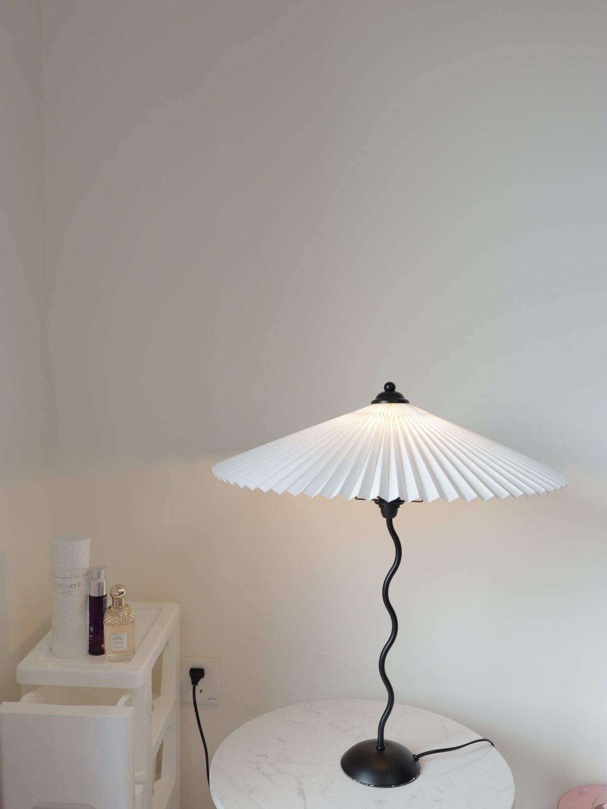 Tafellamp met Golvende Voet en Geplooide Kap - Scandinavisch Accent voor Woonkamer, Gang of Slaapkamer | Zwarte Basis met Beige, Witte, Donkergroene of Zwarte Stoffen Kap | E14 Fitting | Dimbaar met Drukknop