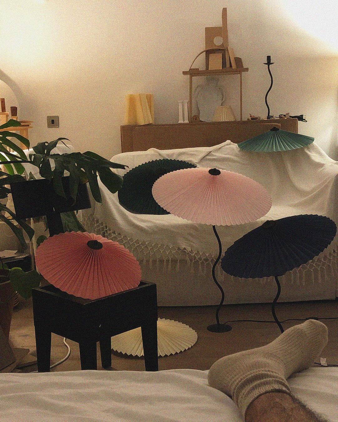 Tafellamp met Golvende Voet en Geplooide Kap - Scandinavisch Accent voor Woonkamer, Gang of Slaapkamer | Zwarte Basis met Beige, Witte, Donkergroene of Zwarte Stoffen Kap | E14 Fitting | Dimbaar met Drukknop