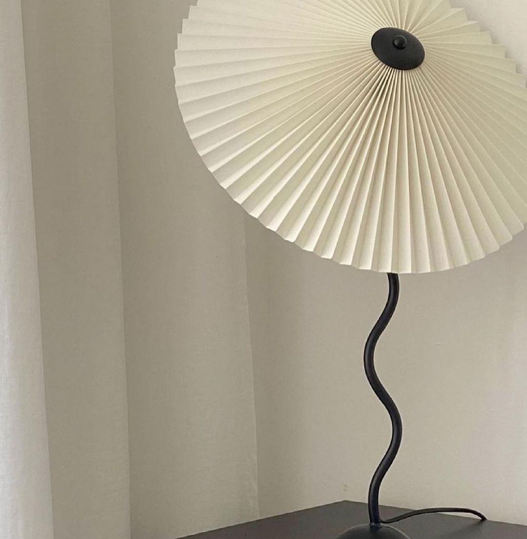 Tafellamp met Golvende Voet en Geplooide Kap - Scandinavisch Accent voor Woonkamer, Gang of Slaapkamer | Zwarte Basis met Beige, Witte, Donkergroene of Zwarte Stoffen Kap | E14 Fitting | Dimbaar met Drukknop