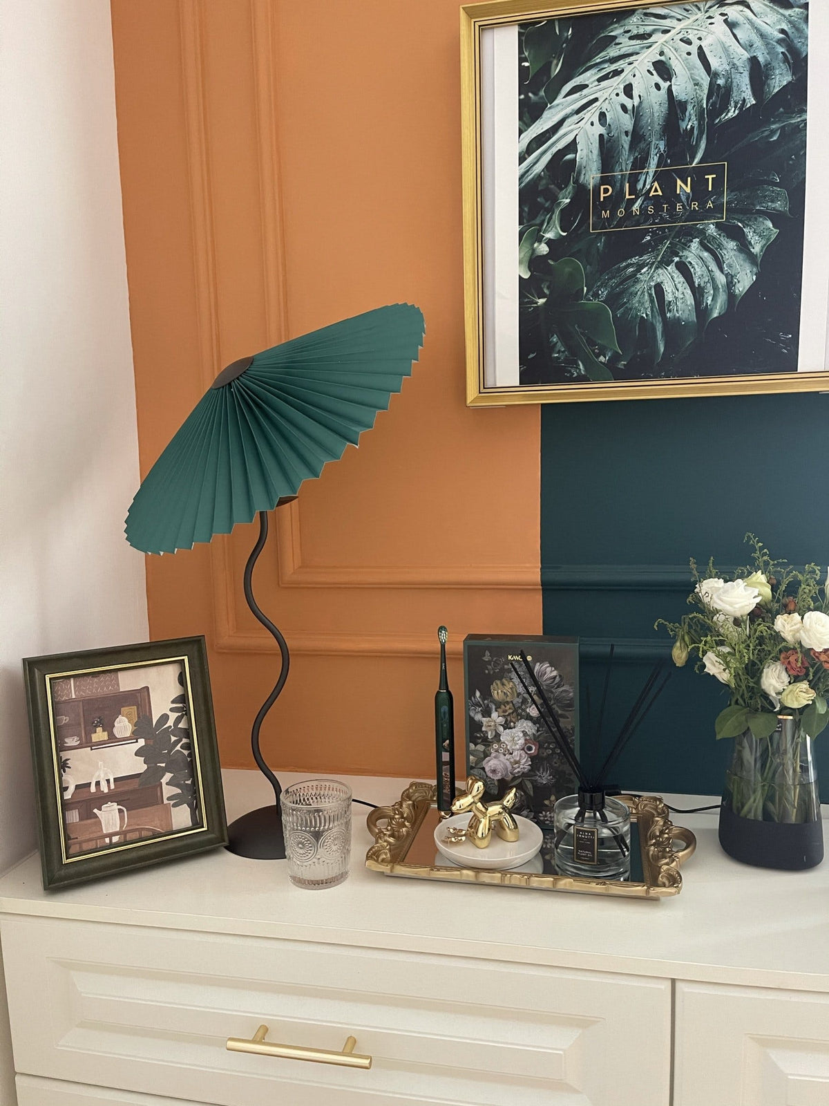 Tafellamp met Golvende Voet en Geplooide Kap - Scandinavisch Accent voor Woonkamer, Gang of Slaapkamer | Zwarte Basis met Beige, Witte, Donkergroene of Zwarte Stoffen Kap | E14 Fitting | Dimbaar met Drukknop
