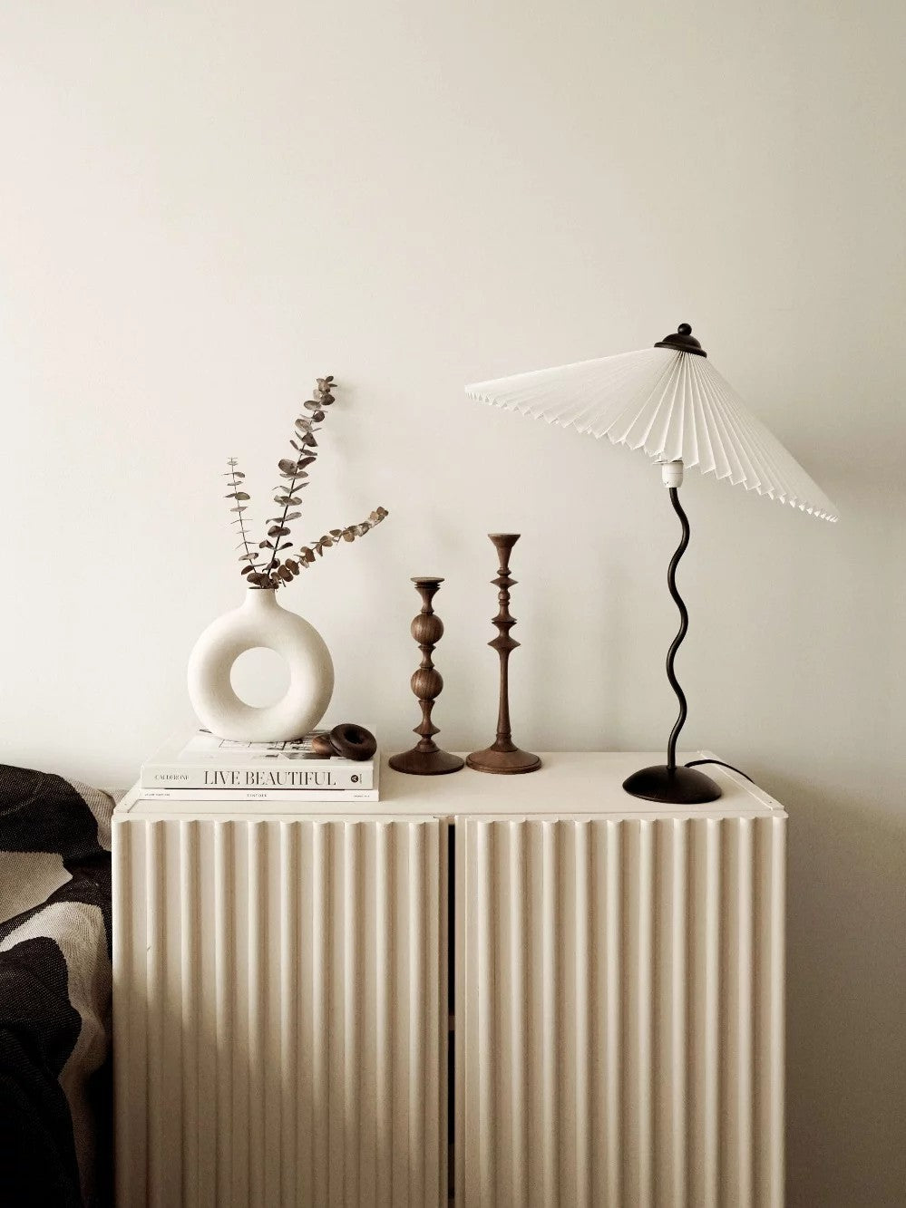 Tafellamp met Golvende Voet en Geplooide Kap - Scandinavisch Accent voor Woonkamer, Gang of Slaapkamer | Zwarte Basis met Beige, Witte, Donkergroene of Zwarte Stoffen Kap | E14 Fitting | Dimbaar met Drukknop