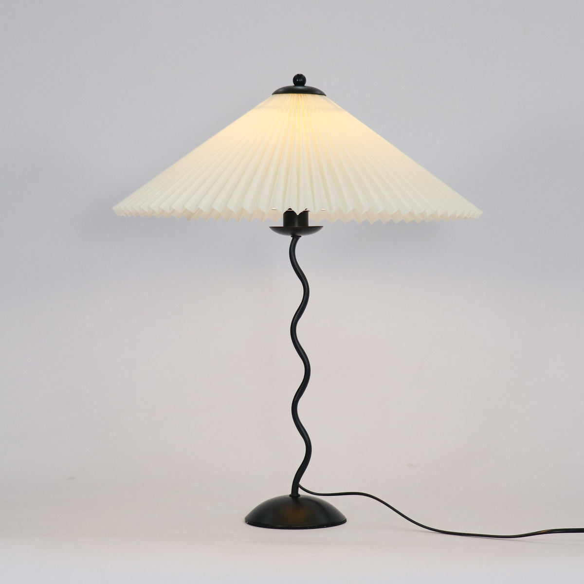 Tafellamp met Golvende Voet en Geplooide Kap - Scandinavisch Accent voor Woonkamer, Gang of Slaapkamer | Zwarte Basis met Beige, Witte, Donkergroene of Zwarte Stoffen Kap | E14 Fitting | Dimbaar met Drukknop