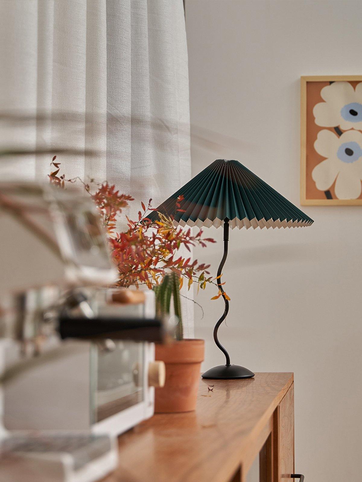 Tafellamp met Golvende Voet en Geplooide Kap - Scandinavisch Accent voor Woonkamer, Gang of Slaapkamer | Zwarte Basis met Beige, Witte, Donkergroene of Zwarte Stoffen Kap | E14 Fitting | Dimbaar met Drukknop