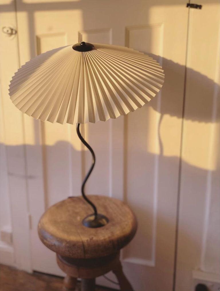 Tafellamp met Golvende Voet en Geplooide Kap - Scandinavisch Accent voor Woonkamer, Gang of Slaapkamer | Zwarte Basis met Beige, Witte, Donkergroene of Zwarte Stoffen Kap | E14 Fitting | Dimbaar met Drukknop