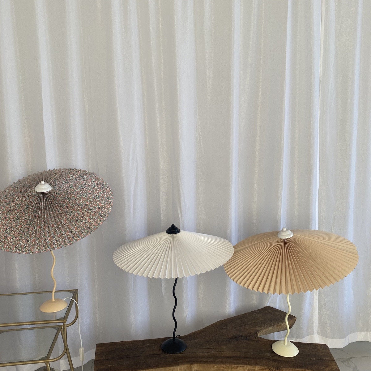 Tafellamp met Golvende Voet en Geplooide Kap - Scandinavisch Accent voor Woonkamer, Gang of Slaapkamer | Zwarte Basis met Beige, Witte, Donkergroene of Zwarte Stoffen Kap | E14 Fitting | Dimbaar met Drukknop