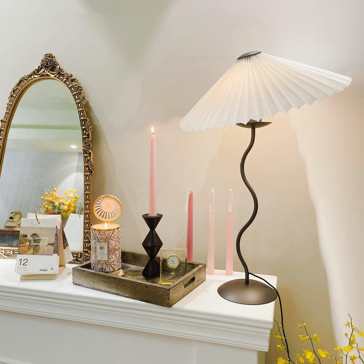 Tafellamp met Golvende Voet en Geplooide Kap - Scandinavisch Accent voor Woonkamer, Gang of Slaapkamer | Zwarte Basis met Beige, Witte, Donkergroene of Zwarte Stoffen Kap | E14 Fitting | Dimbaar met Drukknop