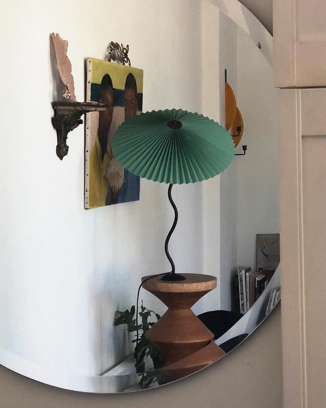 Tafellamp met Golvende Voet en Geplooide Kap - Scandinavisch Accent voor Woonkamer, Gang of Slaapkamer | Zwarte Basis met Beige, Witte, Donkergroene of Zwarte Stoffen Kap | E14 Fitting | Dimbaar met Drukknop
