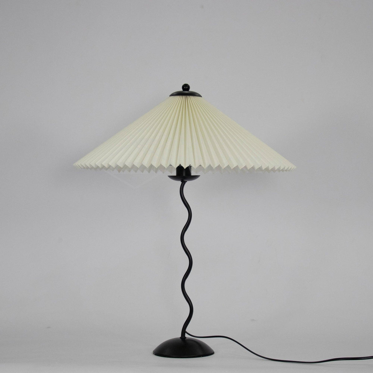 Tafellamp met Golvende Voet en Geplooide Kap - Scandinavisch Accent voor Woonkamer, Gang of Slaapkamer | Zwarte Basis met Beige, Witte, Donkergroene of Zwarte Stoffen Kap | E14 Fitting | Dimbaar met Drukknop