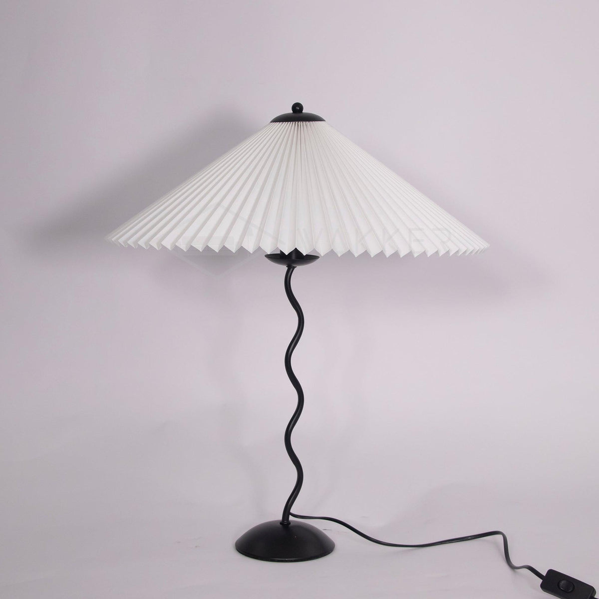Tafellamp met Golvende Voet en Geplooide Kap - Scandinavisch Accent voor Woonkamer, Gang of Slaapkamer | Zwarte Basis met Beige, Witte, Donkergroene of Zwarte Stoffen Kap | E14 Fitting | Dimbaar met Drukknop