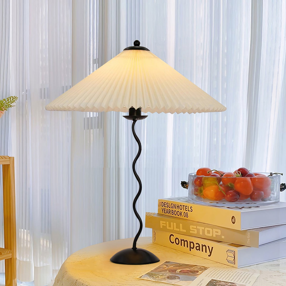 Tafellamp met Golvende Voet en Geplooide Kap - Scandinavisch Accent voor Woonkamer, Gang of Slaapkamer | Zwarte Basis met Beige, Witte, Donkergroene of Zwarte Stoffen Kap | E14 Fitting | Dimbaar met Drukknop