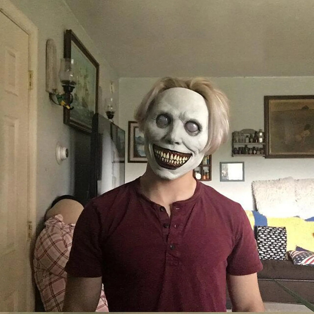 Griezelmasker met Grijns Witte Ogen Halloween Kostuum Volwassenen Feestmasker Horror Accessoire Scary Party