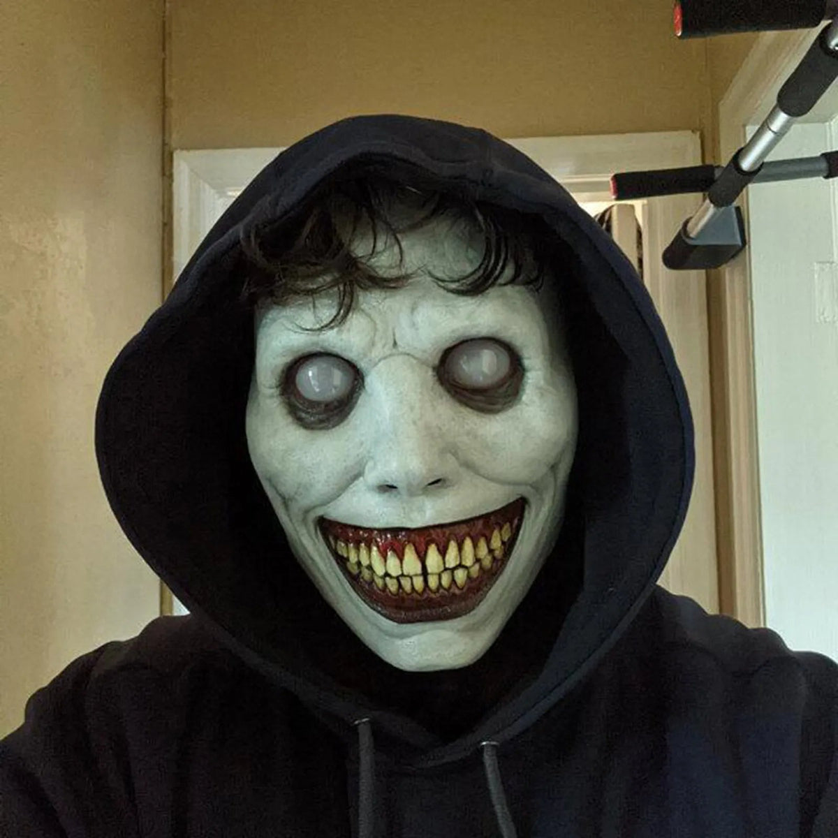 Griezelmasker met Grijns Witte Ogen Halloween Kostuum Volwassenen Feestmasker Horror Accessoire Scary Party