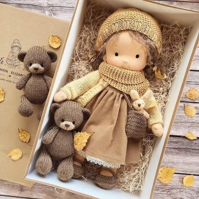 Handgemaakte Waldorf Pop van Natuurlijk Wol - Zacht Knuffelpoepje met Gebreide Kleding
