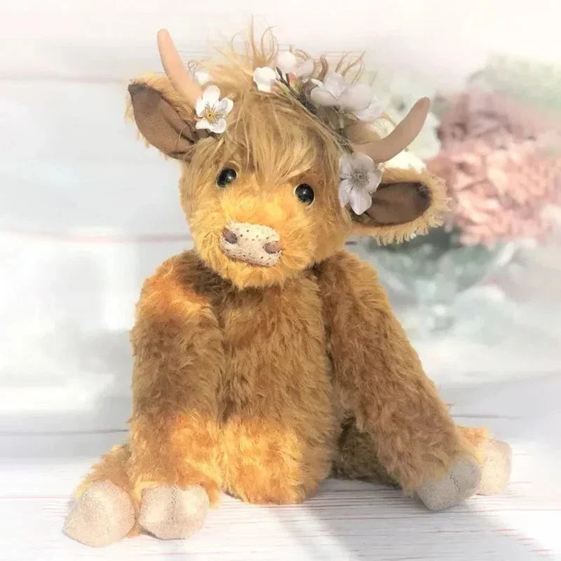 Hooglandkoe Knuffel met Bloemenkrans Handgemaakt Alpaca Wol Decoratief Beeldje 25cm Schotse Koe Woonaccessoire