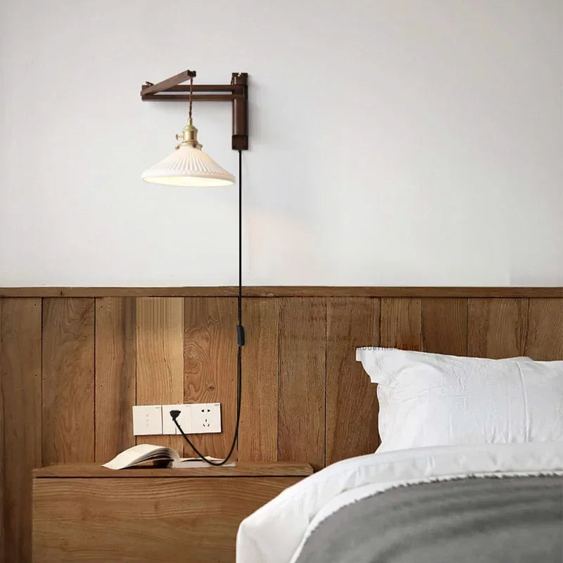 Verstelbare Houten Wandlamp met Keramieke Kap - Landelijke Stijl met Knopschakelaar