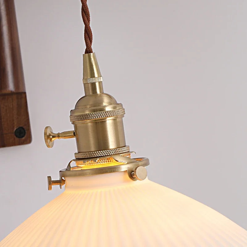 Verstelbare Houten Wandlamp met Keramieke Kap - Landelijke Stijl met Knopschakelaar