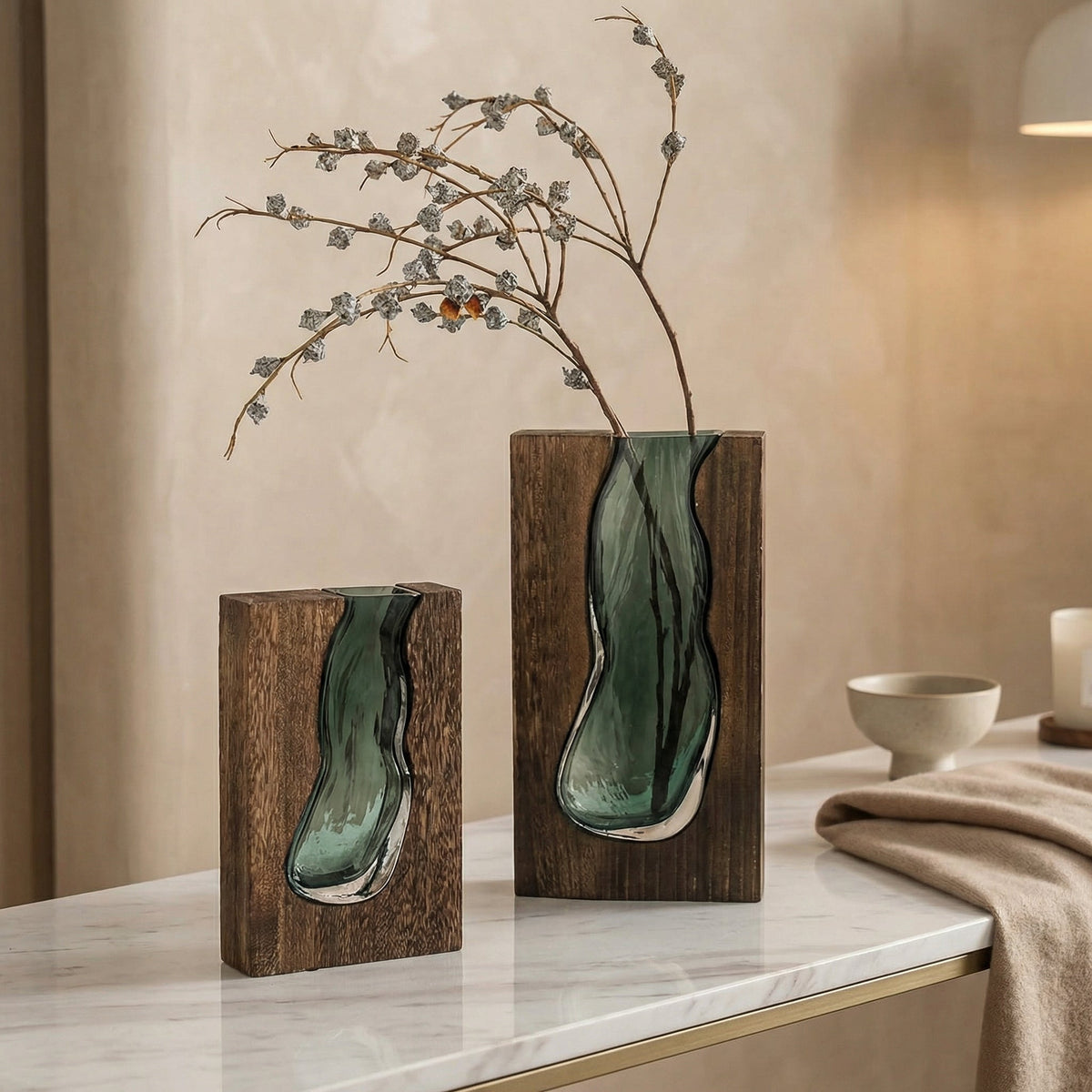 Glazen vaas met natuurlijke houtrand live edge stijl Scandinavisch design decoratief voor bloemen