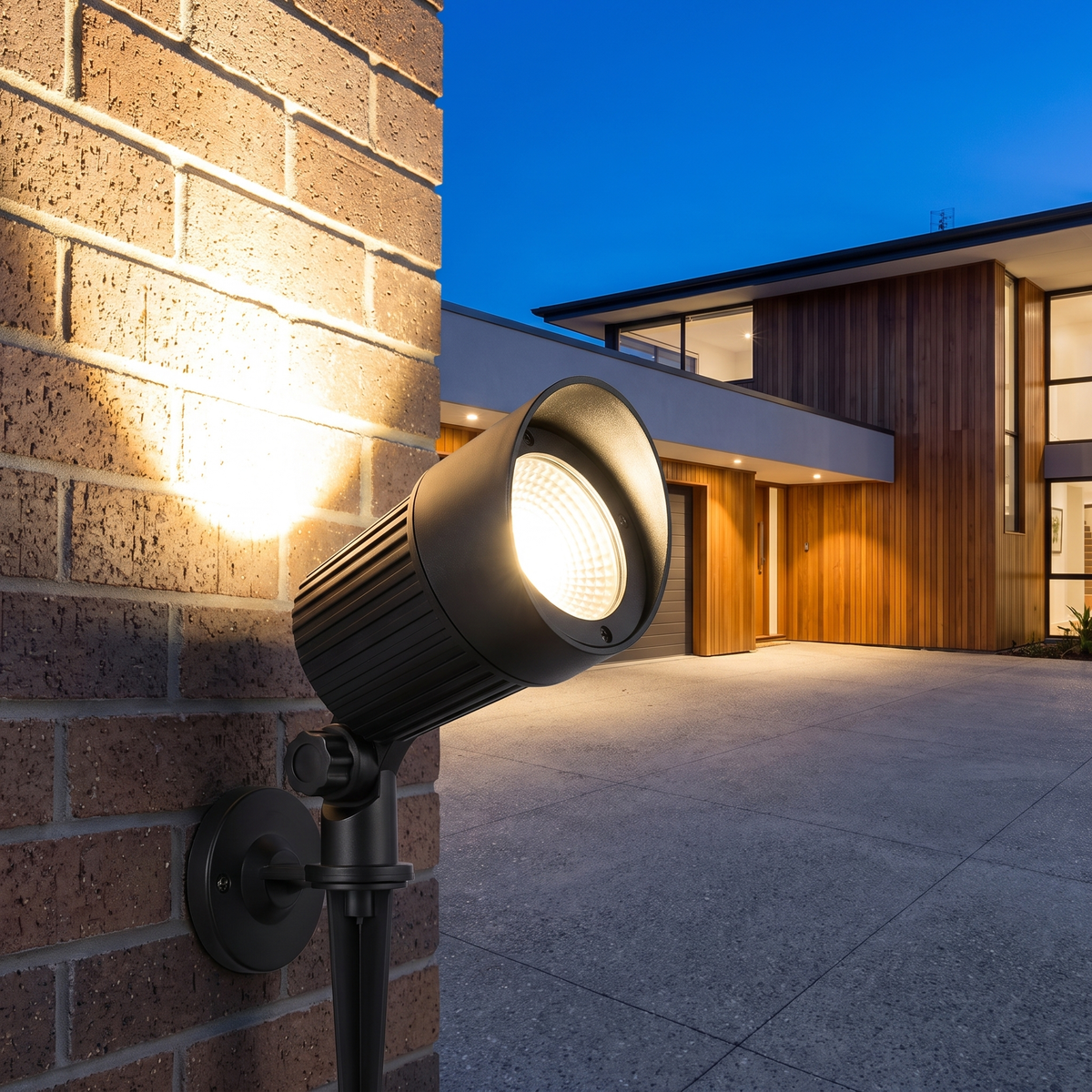 Solar Gevelspot LED Warmwit IP65 Verstelbare Zoomlens Draadloos voor Muur Oprit en Terras