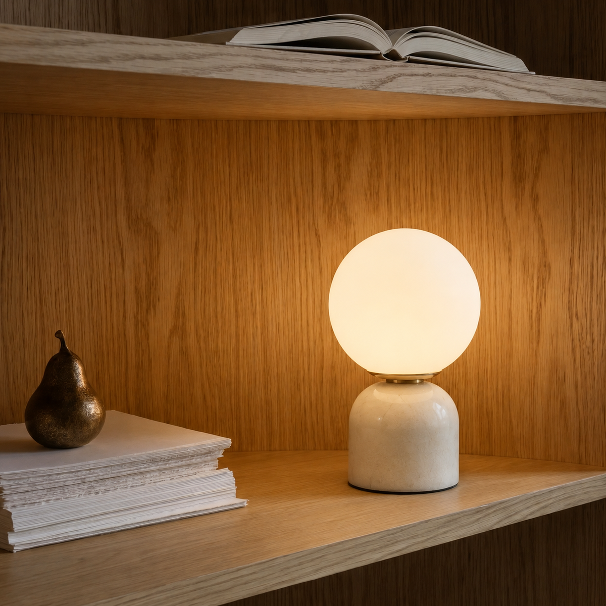 Tafellamp met Marmeren Voet en Matglazen Bol - Warm Wit LED 3000K - Scandinavisch Design voor Nachtkastje