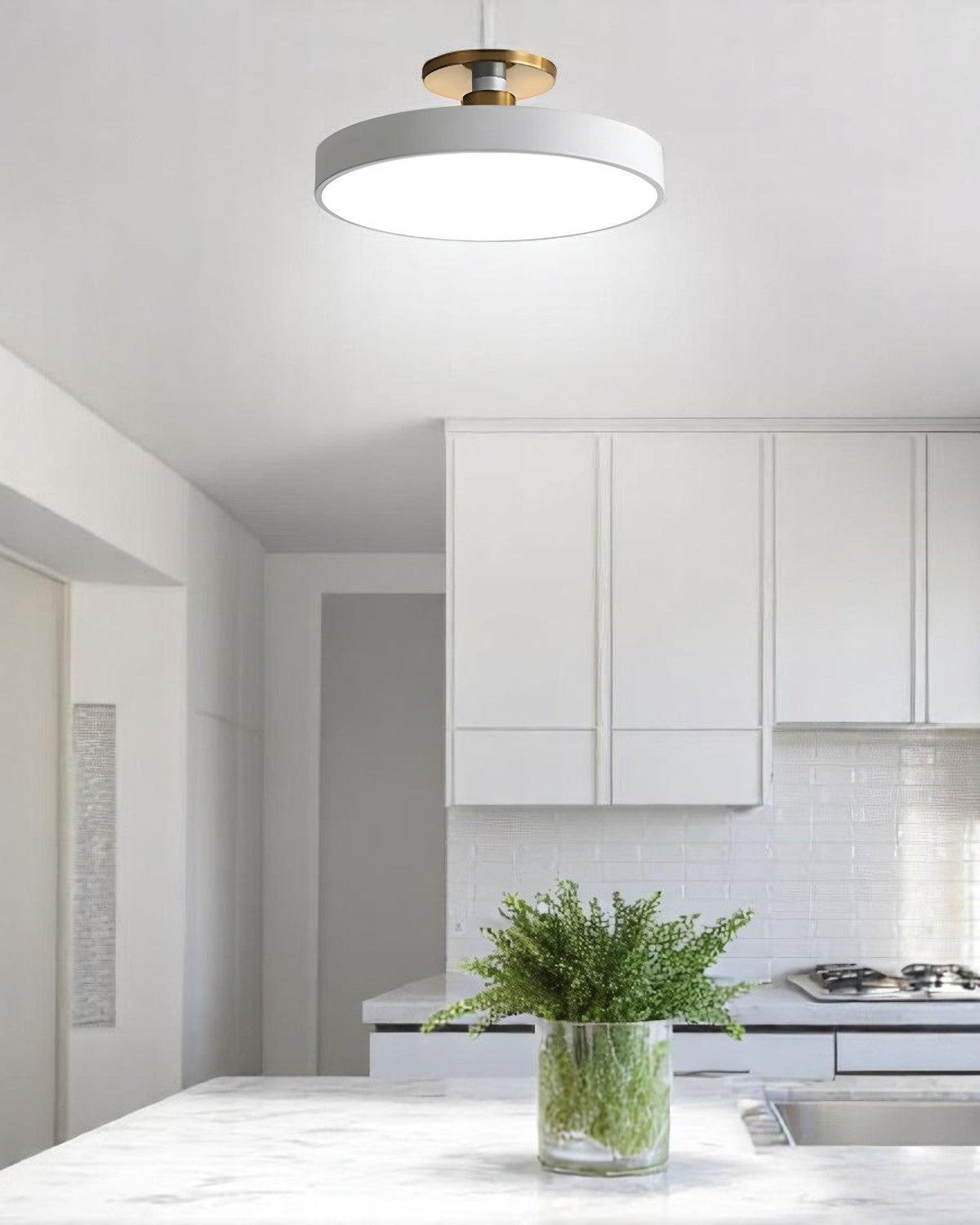 Moderne ronde plafondlamp met goud detail en acryl diffuser - minimalistische semi flush design verlichting voor woonkamer en slaapkamer
